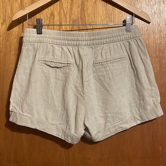 H/P🎉🥳 9/2 LONG WEEKEND FITS POSH PARTY •OLD NAVY•KHAKI SHORTS SIZE SMALL - Picture 4 of 7
